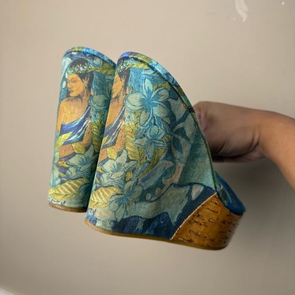 🌿 SAVE THE QUEEN! Italian Graphic Wedge Mule Heels - Picture 2 of 12